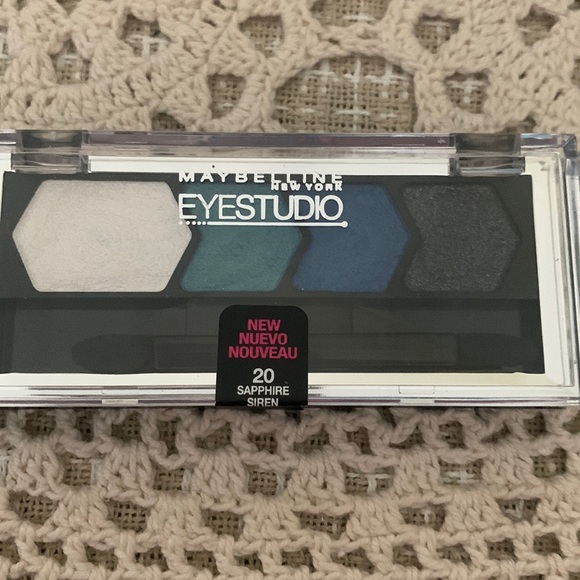 Eyeshadow palette in four colors